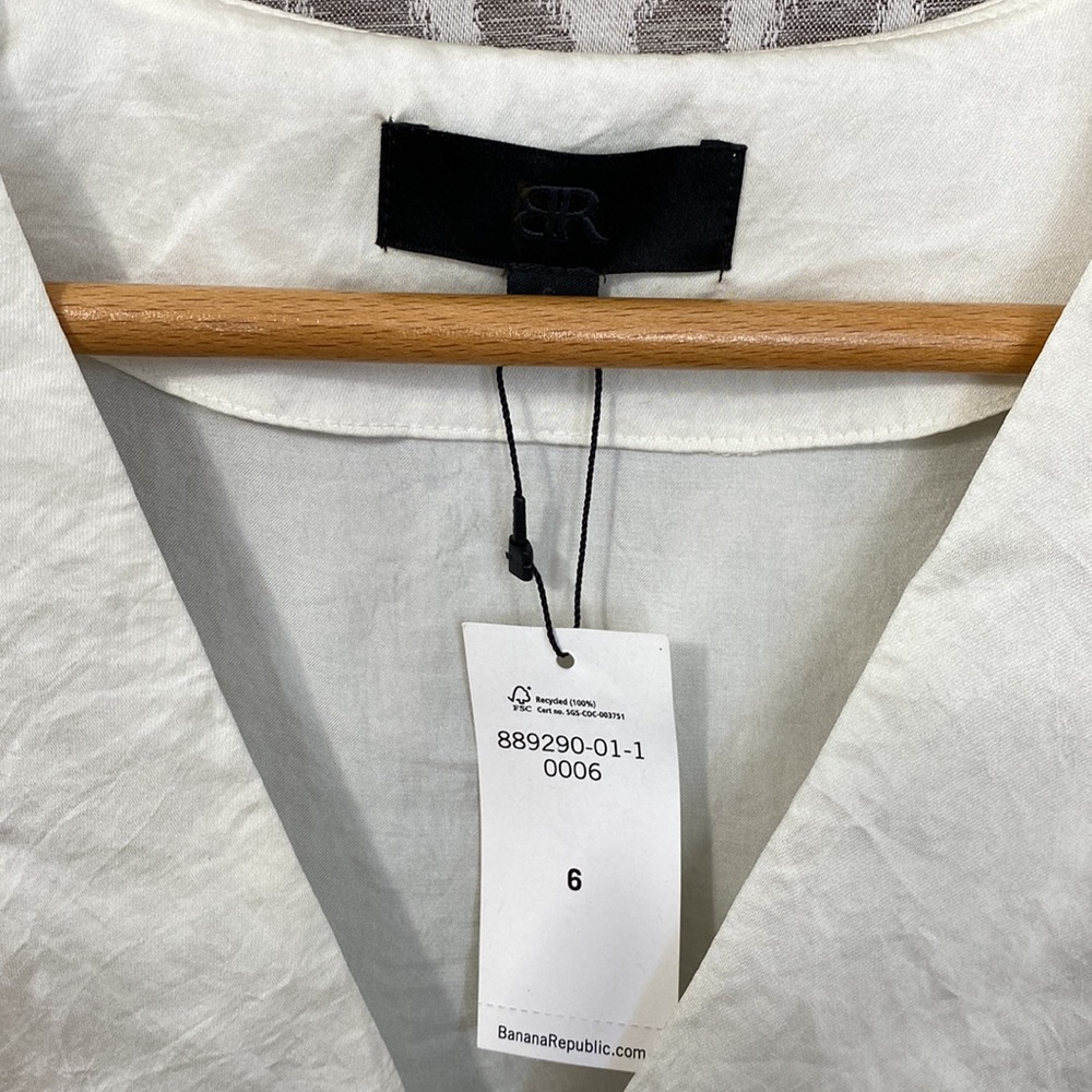 Banana Republic Sleeveless Ivory/ Cream V-Neck Blouse with Tulip Hem Size: 6 NWT - Picture 2 of 3